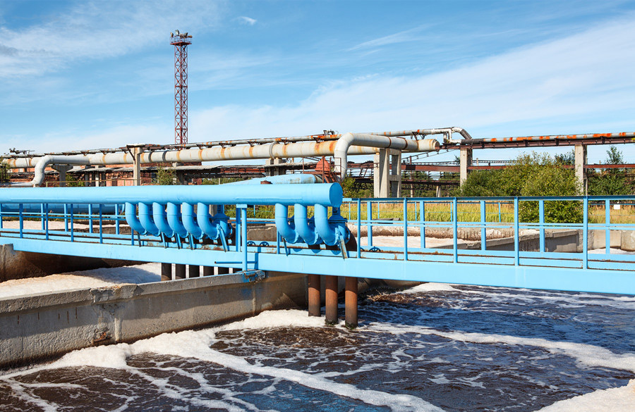 （圖：南輝客戶造紙污水池起泡現(xiàn)場）