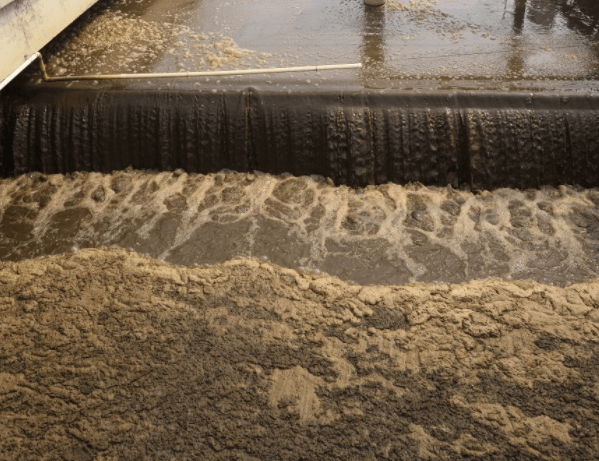 （圖：脫硫漿液起泡場景）