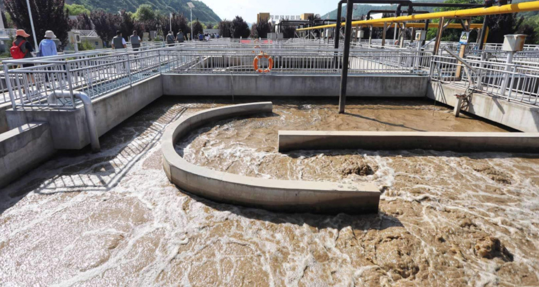 （圖：盾構(gòu)泥沙清洗廢水起泡現(xiàn)場(chǎng)）